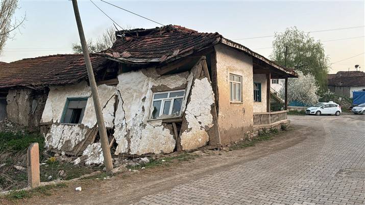 Tokat'ta korkutucu depremin izleri gün ağarınca ortaya çıktı 5
